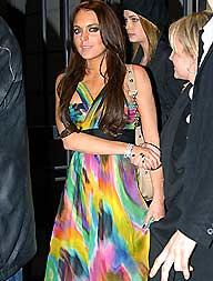 Lindsay Lohan chama a ateno com vestido multicolorido.