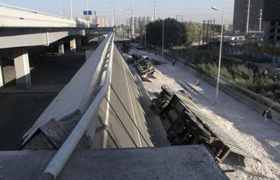 Ponte cai, derruba caminhes e deixa trs mortos na China