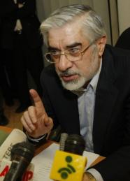 Moussavi continua pedindo a realizao de novas eleies 