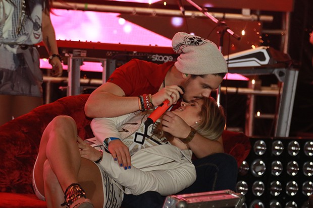 F ganha beijo e colo de Luan Santana durante show
