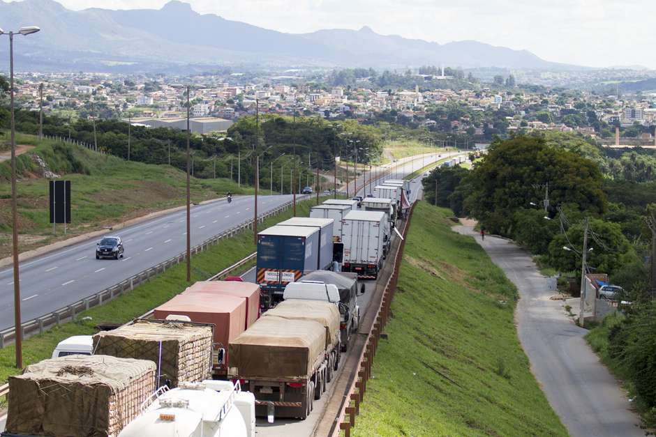 Protesto de caminhoneiros em Santos tem confronto com a PM