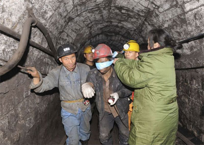 Resgatados 32 trabalhadores chineses de mina inundada