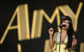  Amy Winehouse briga em voo de volta para a Inglaterra.