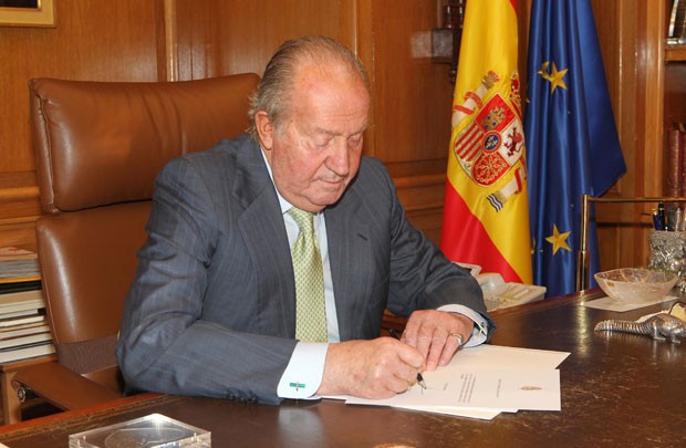Rei Juan Carlos I da Espanha abdica em favor de seu filho