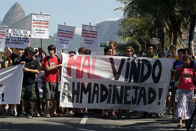Manifestantes protestam contra visita de Ahmadinejad