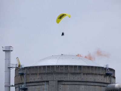 Ativista do Greenpeace pousa ultraleve em usina nuclear na Frana
