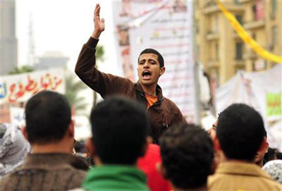 Bombas caseiras explodem na praa Tahrir, na capital do Egito