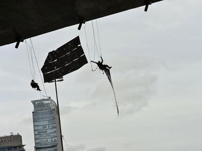 Pendurados em ponte, manifestantes protestam contra a violncia em SP