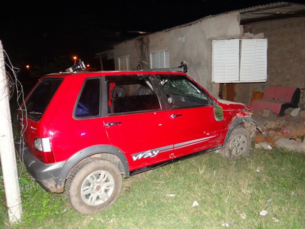 Carro perde controle e destri parte de uma casa no interior da Bahia