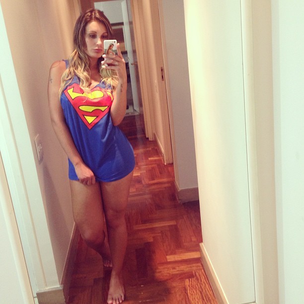 Andressa Urach sensualiza com camisa do Superman: 