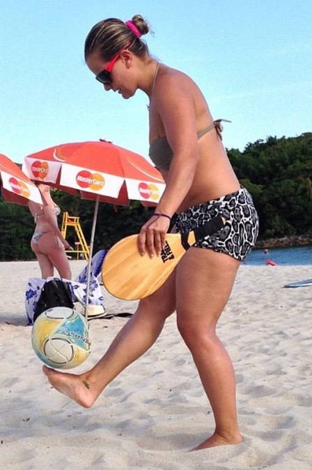 Ex de Ronaldo, Milene Domingues exibe quilinhos a mais ao voltar a fazer embaixadinhas na praia