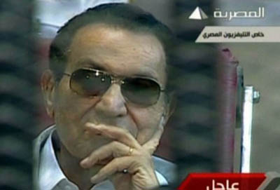 Mubarak reaparece em tribunal em julgamento por mortes de manifestantes