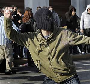 Jovens confrontam polcia em Atenas pelo 2 dia seguido 