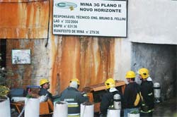 Defesa Civil resgata 25 funcionrios de mina que explodiu 
