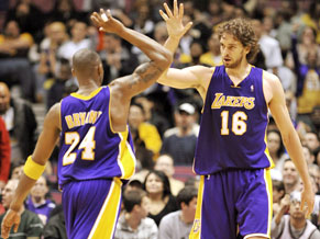 Lakers passam pelo New Jersey Nets e garantem o ttulo 
