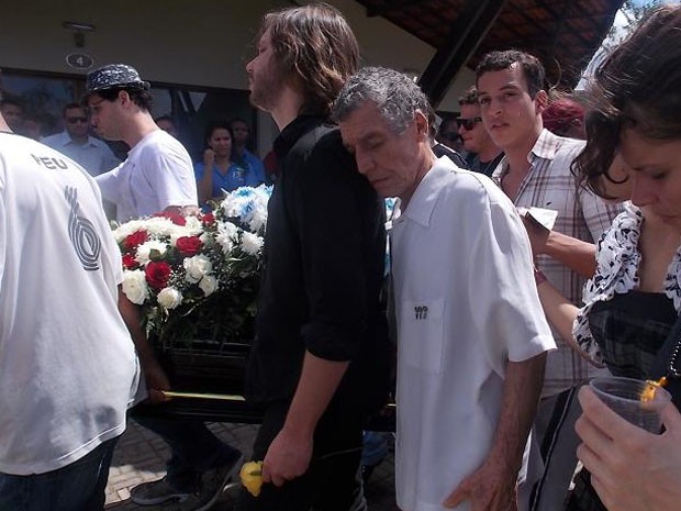 Artistas vo ao enterro de Peu Sousa, ex-guitarrista de Pitty na Bahia