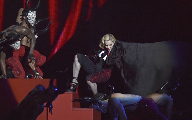 Queda espetacular de Madonna nos Brit Awards domina as redes