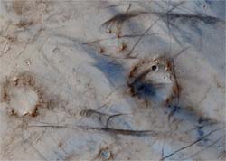 Imagem de espaonave mostra linhas misteriosas em Marte