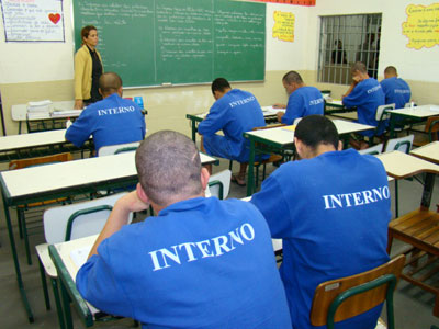 Detentos se alfabetizam no CDP de Maratazes 