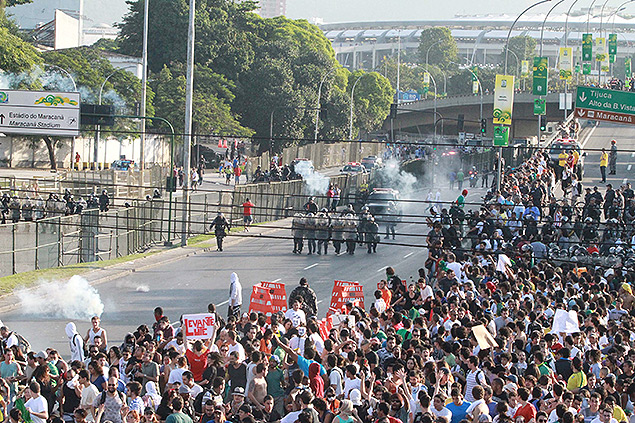 Protesto no entorno do Maracan dura quase quatro horas