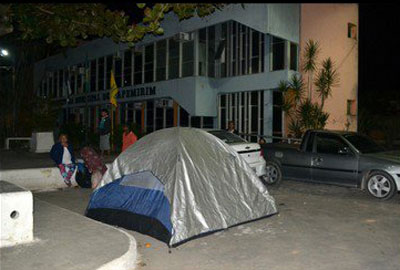 Barraqueiros acampam na porta da prefeitura