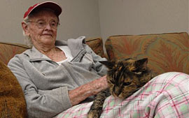 Gato salva idosa de 97 anos de incndio