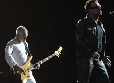 Ex-assistente de baixista do U2  condenada a priso por roub-lo