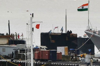 Exploso prende 18 marinheiros em submarino na ndia
