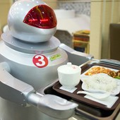 Robs servem pratos feitos por androides em restaurante