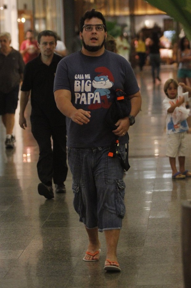 Aps cirurgia, Andr Marques passeia em shopping no Rio