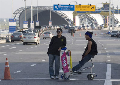 Tailndia pe tropa de choque em aeroporto sitiado