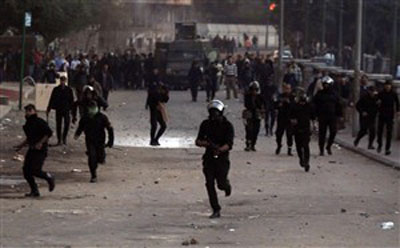 Manifestante morre em confrontos com a polcia no Egito  