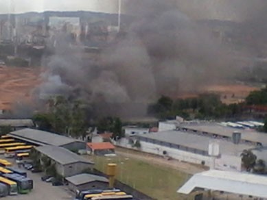 Internautas fotografam incndio em barraco de escola de samba em SP