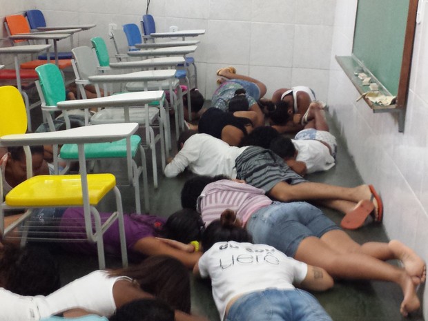 Violncia na Mar, Rio, deixa 2 mil alunos da rede municipal