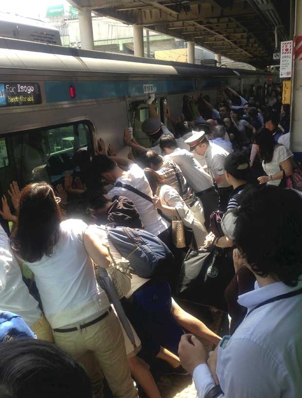Mulher cai no vo entre plataforma e trem no Japo