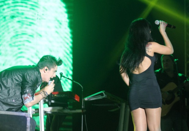 Luan Santana sensualiza e confere corpes de backing vocals em show