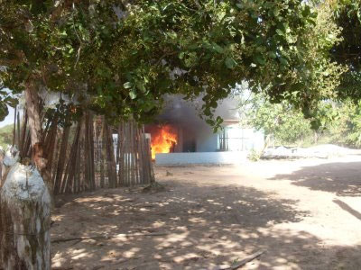 Casa pega fogo e fere morador em Itapemirim 