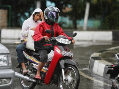 Cidade indonsia proibir mulheres de pernas abertas em motos