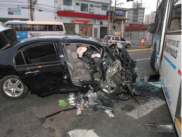 Acidente entre nibus e carro deixa 7 feridos na Zona Sul de SP