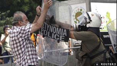 Polcia usa gs contra manifestantes em Atenas