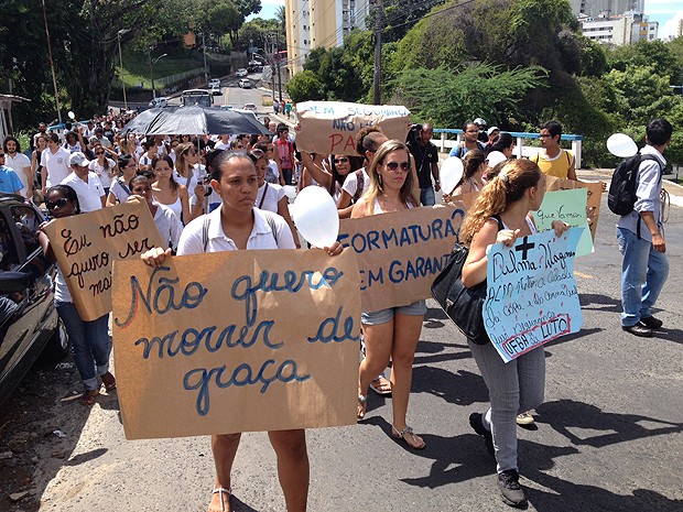 Grupo de estudantes caminha para lembrar morte de aluno da UFBA
