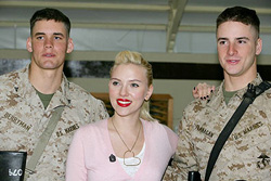 Scarlett Johansson visita tropa norte-americana no Kuwait