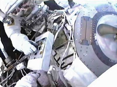 Astronautas da Endeavour iniciam sua terceira caminhada espacial