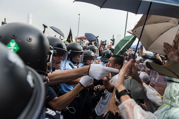 Hong Kong tem confrontos entre manifestantes e opositores