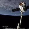 Astronautas preparam estação espacial para táxis espaciais d