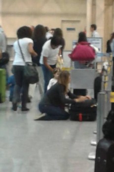 Grazi est na Disney com Sofia; foto mostra atriz embarcando com a filha em aeroporto do Rio