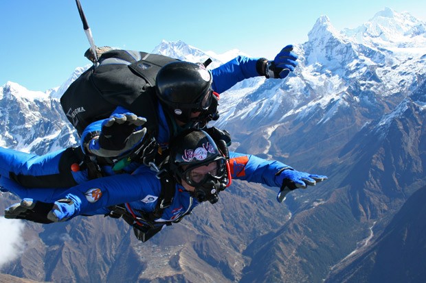 Francs  primeira pessoa com deficincia a saltar do Monte Everest