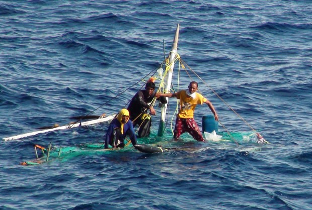 Trio de pescadores sobrevive 5 dias boiando no oceano aps tempestade