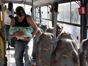 Beb que nasceu em estao de trem no Rio deixa UTI neonatal