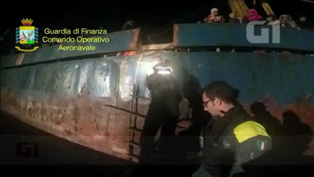 Itlia resgata quase 100 imigrantes que passaram 12 dias no 